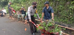 Polsek Kutasari Ikut Kerja Bakti Bersihkan Tanah Longsor