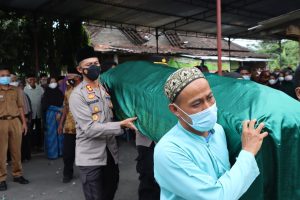 Mengharukan! Kapolres Karanganyar Usung Keranda Jenazah Bocah Penderita Lumpuh Otot