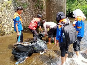 Hari Air Sedunia, Polsek Kutasari Ikut Kerja Bakti Bersihkan Sungai