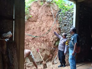 Hujan Lebat Akibatkan Tanah Longsor di Desa Tegalpingen