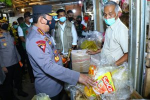 Kapolri Turun Langsung ke Pasar Pastikan Stok Minyak Goreng Untuk Warga Aman