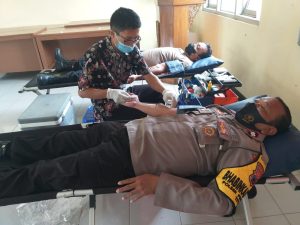 Peduli Kemanusiaan, Personel Polsek Pengadegan Ikuti Donor Darah