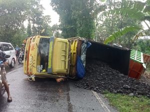 Dua Truk Bermuatan Pasir Terguling di Bojongsari Sebabkan Kemacetan