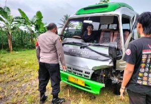 Mobil Travel Rombongan Santri Tabrak Jembatan di Bojongsari