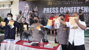 Polres Klaten Ungkap Currat Roda 4 dan Sita Ribuan Botol Miras Ilegal