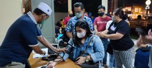 Jelang Libur Lebaran, Polresta Surakarta Layani Vaksin Booster Hingga Malam Hari