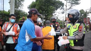 Patroli Ngabuburit, Satlantas Polres Purbalingga Bagikan Takjil Buka Puasa