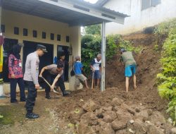 Polsek Bojongsari Ikut Kerja Bakti di Lokasi Tanah Longsor