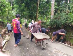 Bhabinkamtibmas Polsek Pengadegan Ikut Kerja Bakti Pelebaran Jalan Desa