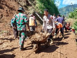 Polsek Karangmoncol Bantu Pembersihan Tanah Longsor di Desa Sirau