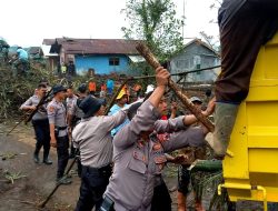 Satsamapta Polres Purbalingga Terjunkan Personel Bantu Bersihkan Material Bekas Banjir