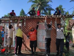 Polisi di Bukateja Ikut Kerja Bakti Rehab Rumah Tidak Layak Huni