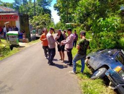 Sopir Mengantuk, Mobil Masuk Selokan di Kutasari