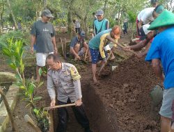 Terjun Langsung Bersama Masyarakat, Bhabinkamtibmas Polsek Bukateja Ikut Gali Liang Lahat