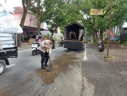 Polsek Kalimanah Bersama Warga Bersihkan Tumpahan Minyak Goreng di Jalan