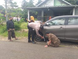 Polisi Polsek Pengadegan Tolong Pengemudi Mobil yang Alami Ban Bocor