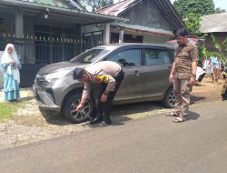 Polisi Tolong Pengemudi Mobil yang Alami Ban Bocor di Pengadegan