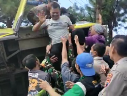 TNI-Polri dan Warga Bantu Evakuasi Penumpang Bus Terguling di Karangreja PurbaIingga