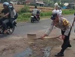 Polisi Atur Lalu Lintas dan Tutup Tumpahan Oli di Ruas Jalan Kutasari