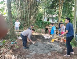 Bhabinkamtibmas Polsek Bojongsari Ikut Kerja Bakti Perbaikan Saluran Air