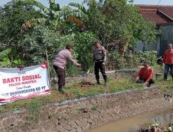 Jelang Hari Bhayangkara Ke 77 Polsek Bukateja Gelar Keja Bakti Bersihkan Saluran Air