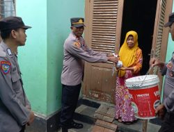 Polsek Padamara Bagikan Daging Kurban untuk Masyarakat