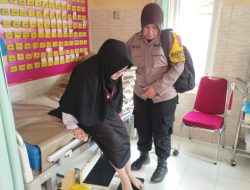 Polisi Polsek Bojongsari Antar Perempuan Sakit Pulang ke Rumah