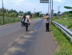 Polsek Kutasari Bersihkan Tumpahan Oli di Jalan Raya Desa Munjul