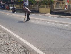 Polisi Bersihkan Tumpahan Batu di Jalan Raya Kemangkon