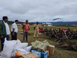 Kapolri Salurkan 264,7 Ton Beras dan 1.500 Sembako untuk Warga Papua yang Terdampak Kekeringan