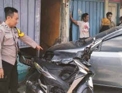 Sopir Ngantuk, Mobil Tabrak Dua Motor dan Satu Warung di Bojongsari