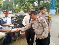 Jumat Berkah, Polsek Kalimanah Bagikan Sarapan Pagi Gratis