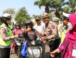 Sosialisasi Tertib Pajak dan Tertib Kendaraan, Petugas Gabungan Bagikan Mug Cantik Pada Pengguna Jalan