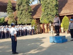 Jadi Pembina Upacara, Ini Pesan Kapolsek Kaligondang kepada Siswa