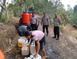 Polsek Mrebet Salurkan Bantuan 7000 Liter Air Bersih di Desa Sindang