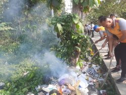 Peduli Kebersihan, Polsek Kemangkon Bersihkan Sampah di Pinggir Jalan 