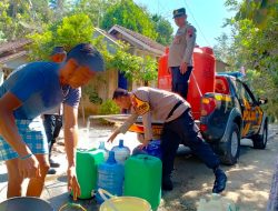 Polsek Pengadegan Gandeng Komunitas Driver Salurkan Bantuan Air Bersih