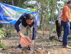 HUT Ke-72 Humas Polri, Polres Purbalingga Lakukan Penghijauan di Desa Lamongan