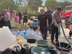 Polsek Bukateja Bersama Komunitas Vespa Gelar Baksos Air Bersih