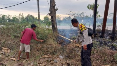 Polsek Kemangkon Padamkan Kebakaran Rumput Kering di Pinggir Jalan