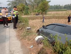 Polisi Selidiki Identitas Pemilik Mobil Masuk Sawah di Kemangkon