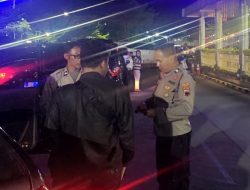 Polisi Polsek Kalimanah Bantu Warga Kehabisan Ongkos Pulang ke Tegal