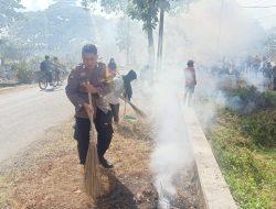 Bhabinkamtibmas Polsek PurbaIingga Ikuti Kerja Bakti di Pasar Badog