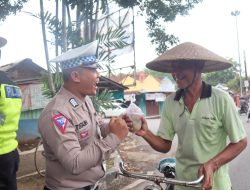 Jumat Berkah, Satlantas Polres Purbalingga Bagikan Makanan kepada Pengguna Jalan