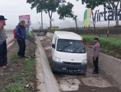 Sebuah Mobil Ditemukan Masuk Saluran Irigasi di Kemangkon