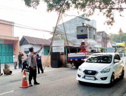 Polsek Padamara Atur Lalu Lintas di Lokasi Tiang Lampu Jalan Roboh