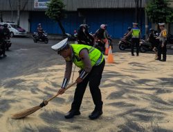 Satlantas Polres Purbalingga Bersihkan Tumpahan Minyak di Jalan