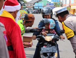 Aksi Simpatik di Hari Natal, Polres Purbalingga Hadirkan Sinterklas Bagikan Hadiah