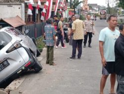 Kecelakaan Tunggal di Kalimanah, Mobil Keluar Jalur dan Masuk Selokan