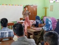 Bhabinkamtibmas Polsek Kalimanah Imbau Wali Murid Awasi Anak saat Libur Sekolah